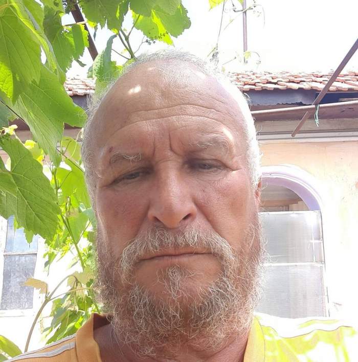selfie-bărbat-cu-barbă-albă-şi-tricou-galben