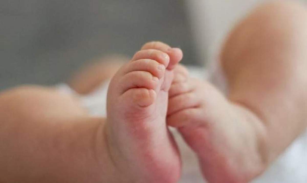 În poză sunt piciorușele unui nou-născut.