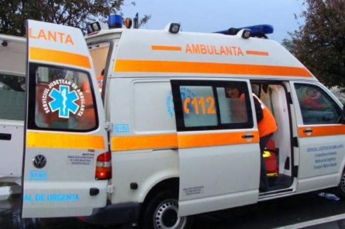 Ambulanța din România cu un cadru medical în ea, cu toate ușile deschise
