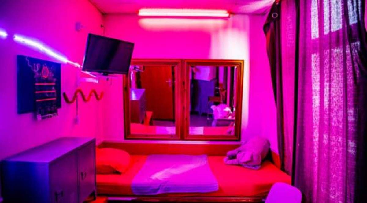 Studioul special creat pentru meseria de videochat, cu lumini colorate și difuze, iar camera este amenajata precum un dormitor