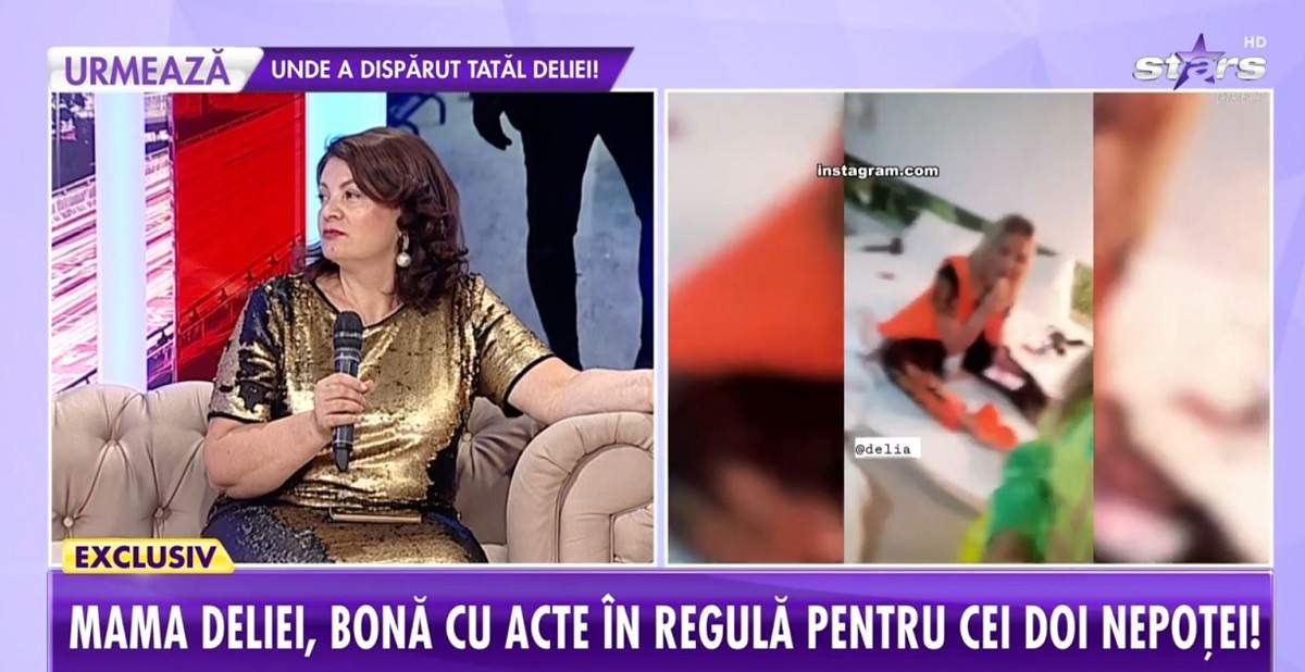 Gina Matache stă pe canapea. Artista poartă o rochie aurie cu negru și ține microfonul în mână.