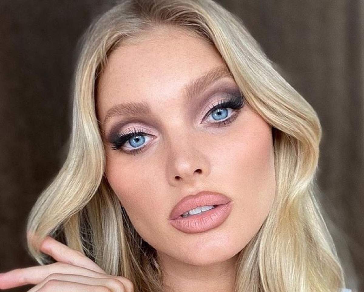 Elsa Hosk este machiată cu nuanțe de roz. Vedeta și-a făcut un selfie.