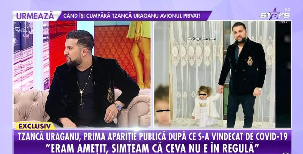 Tzancă Uraganu stă pe canapea. Artistul poartă un costum negru.