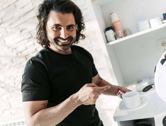 Pepe este în bucătărie. Artistul e îmbrăcat cu un tricou negru și ține în mână o ceașcă albă de cafea.