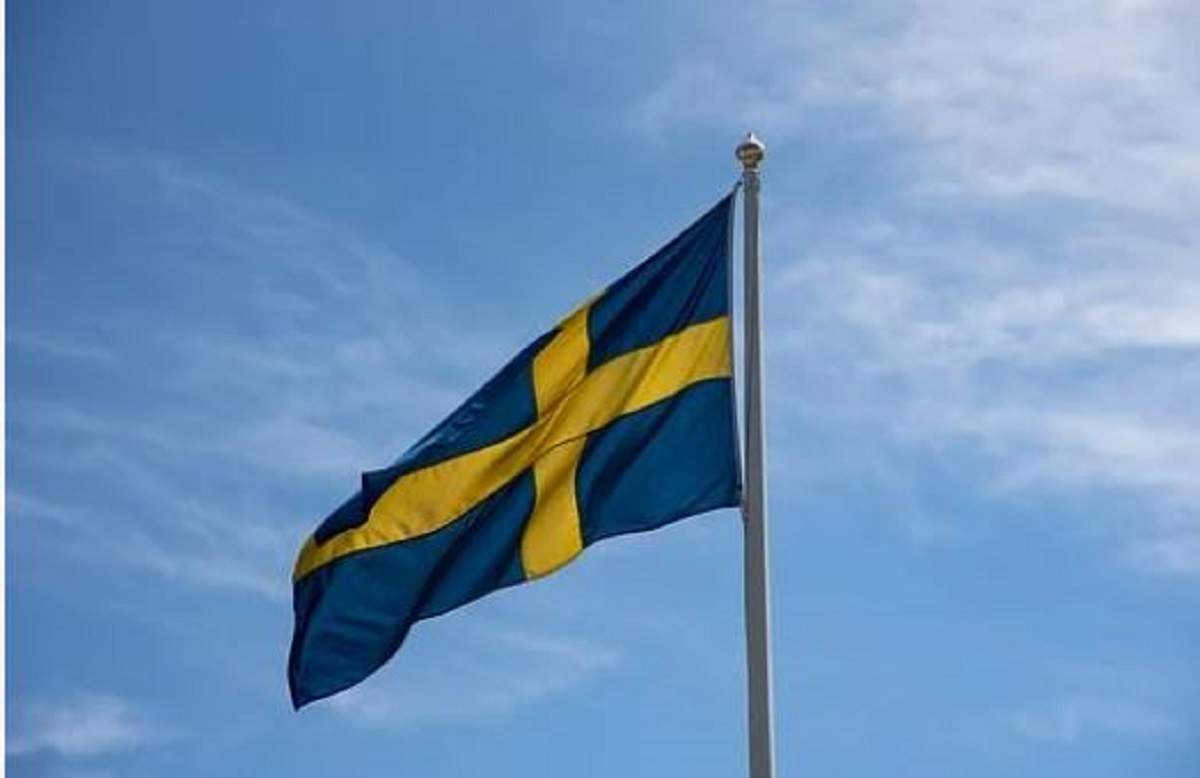 Steagul Suediei mișcat de vânt, pe timp de zi