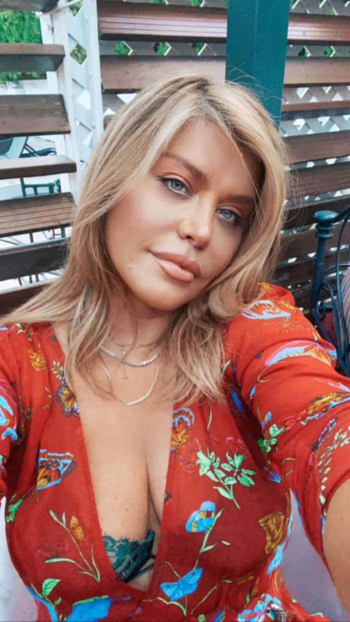 selfie-femeie-blondă-cu-bluză-roşie