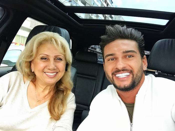 Dorian Popa și mama sa, îmbrăcați în alb, fotografiați în mașină