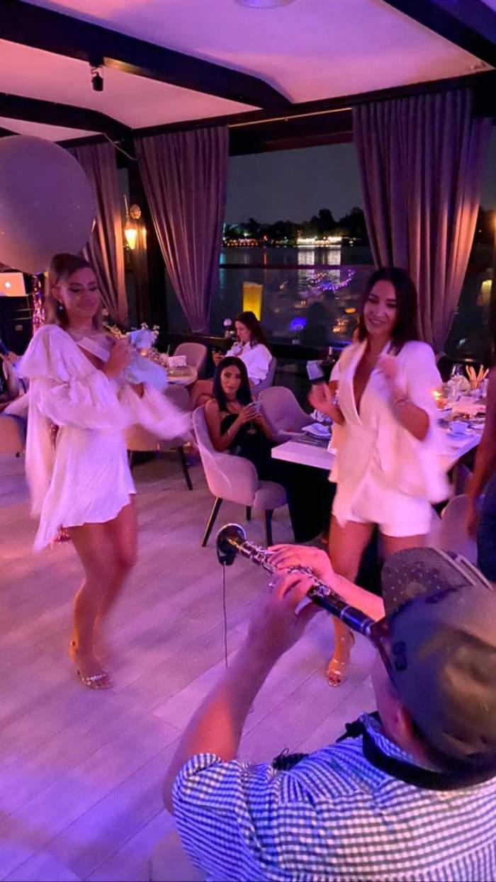 bărbat-cântă-la-clarinet-şi-două-fete-dansează