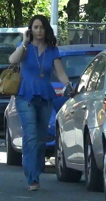 Amalia Năstase, surprinsă de paparazi Spynews.ro în drumul spre salonul de înfrumusețare, îmbrăcatp toată în albastru, diferită fiind doar geanta