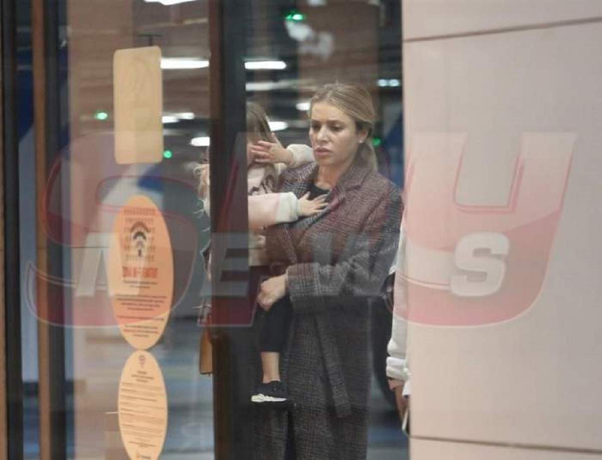 Viviana Rădoi, soția lui Mirel Rădoi pleacă de la malll, cu copilul în brațe