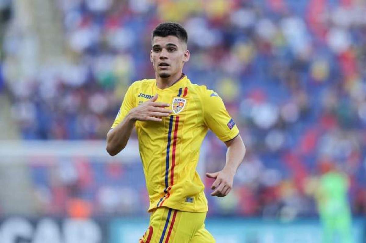 Ianis Hagi pe terenul de fotbal, poartă echipamentul echipe naționale U21