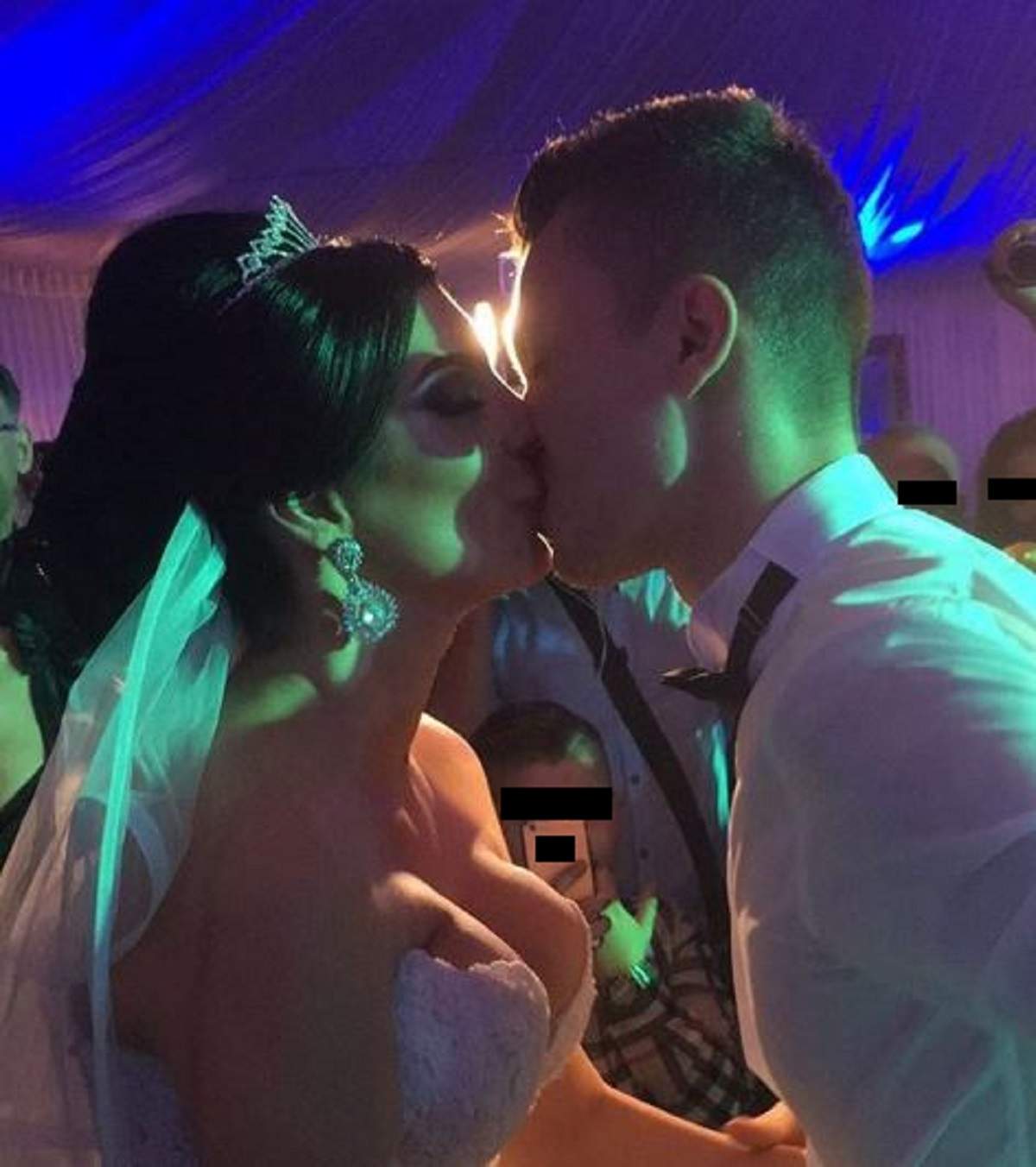 Andreea Tonciu e la nuntă cu soțul ei, Daniel Niculescu. Cei doi se sărută cu foc.