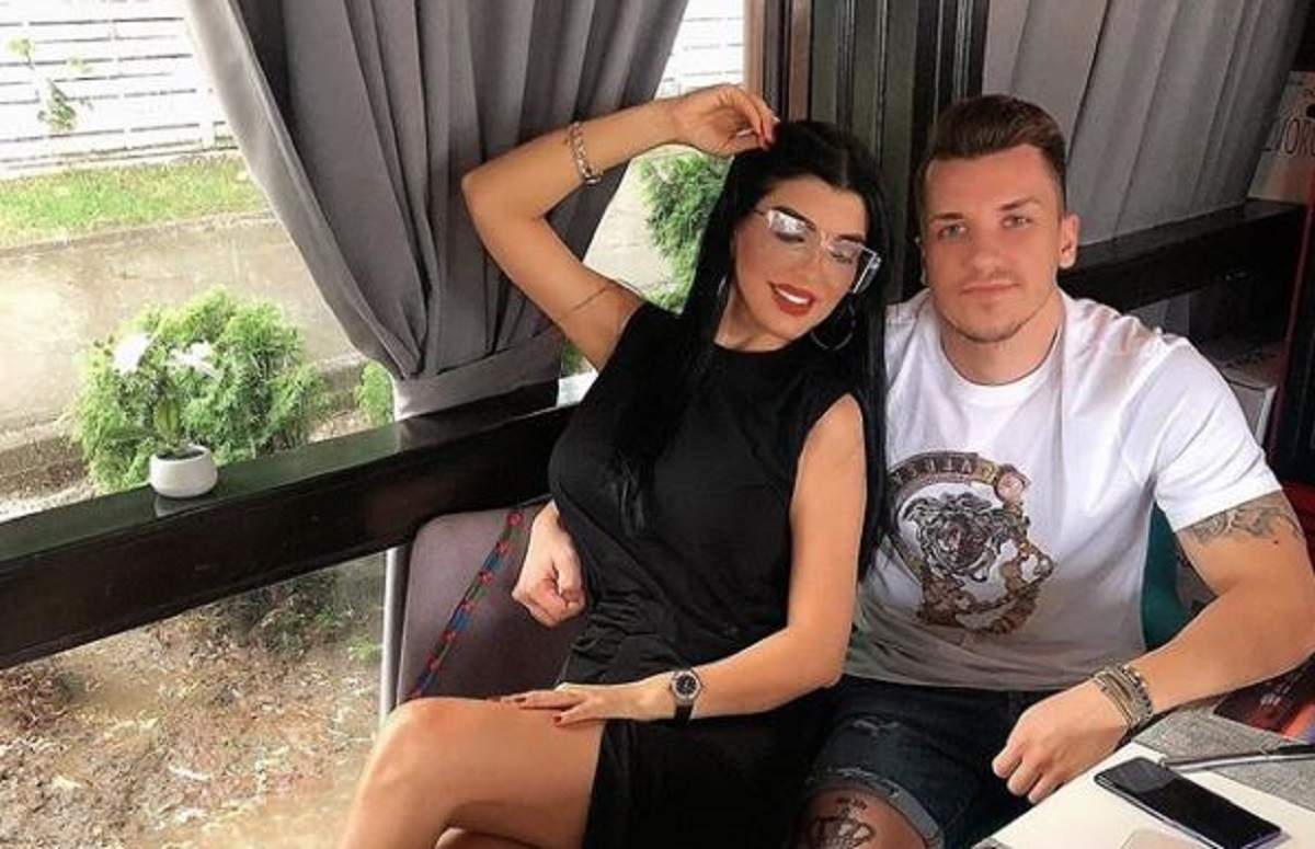 Andreea Tonciu e îmbrăcată în negru și se află lângă soțul ei. Daniel Niculescu o ține în brațe și poartă un tricou alb.
