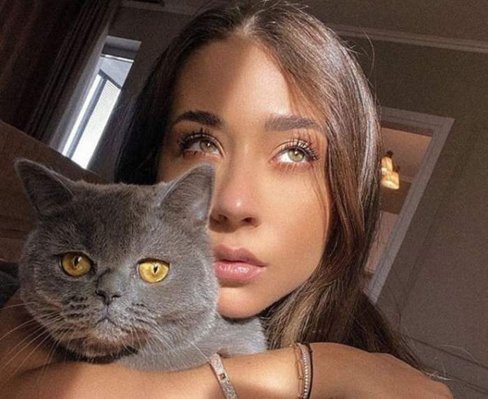 Nicole Cherry și-a făcut un selfie cu pisica ei. Vedeta o ține în brațe.