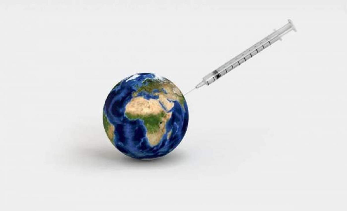 Imagine sugestivă a globului pământesc, vaccinat împotriva coronavirusului