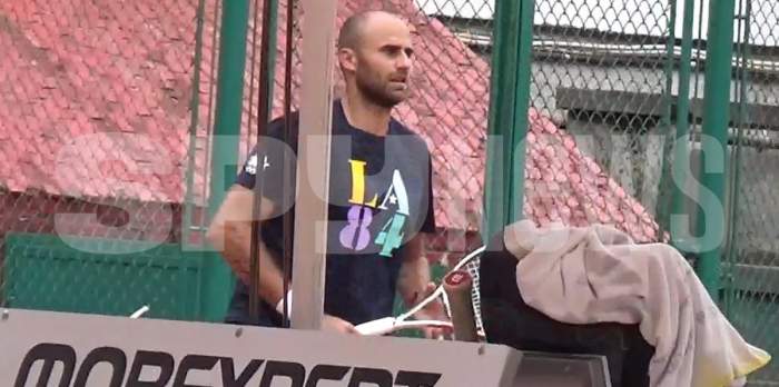 Marius Copil pe terenul de tenis cu paleta in mana!