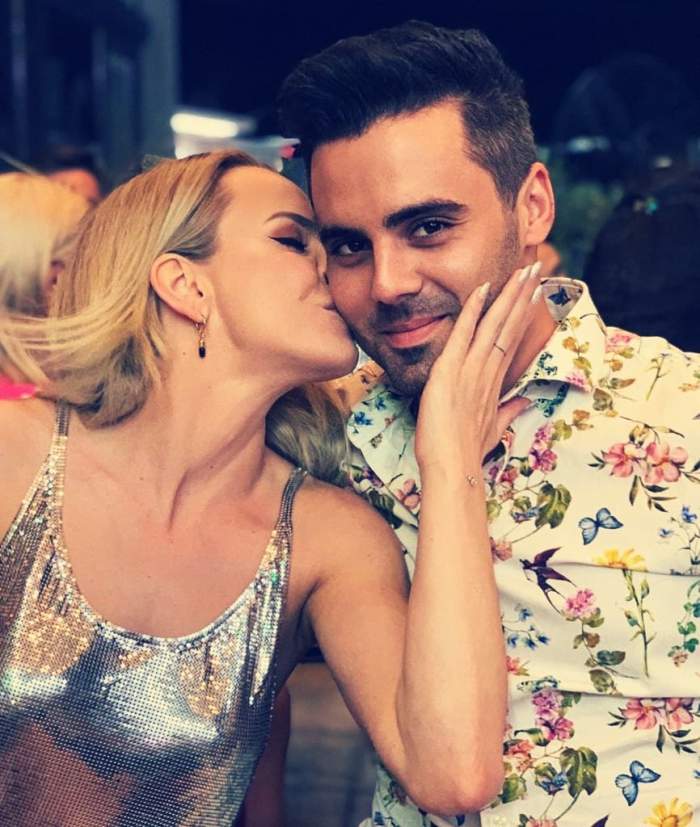 Sandra Izbașa îl sărută pe Răzvan Bănică pe obraz, într-un club