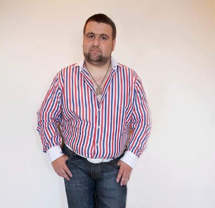 Cristian Rizescu, îmbrăcat în cămașă în dungi și blugi, pozează drept și puțin timid