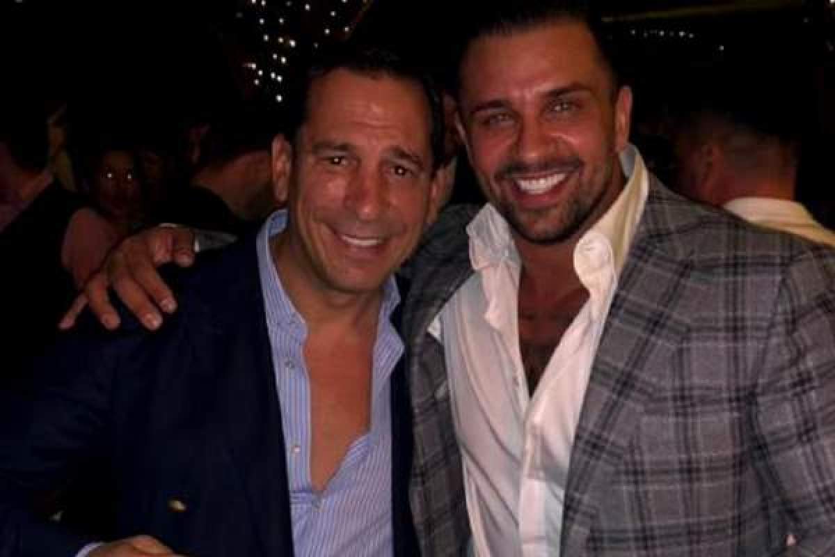 Fotografie cu Josip și Alex Bodi, într-un club de noapte