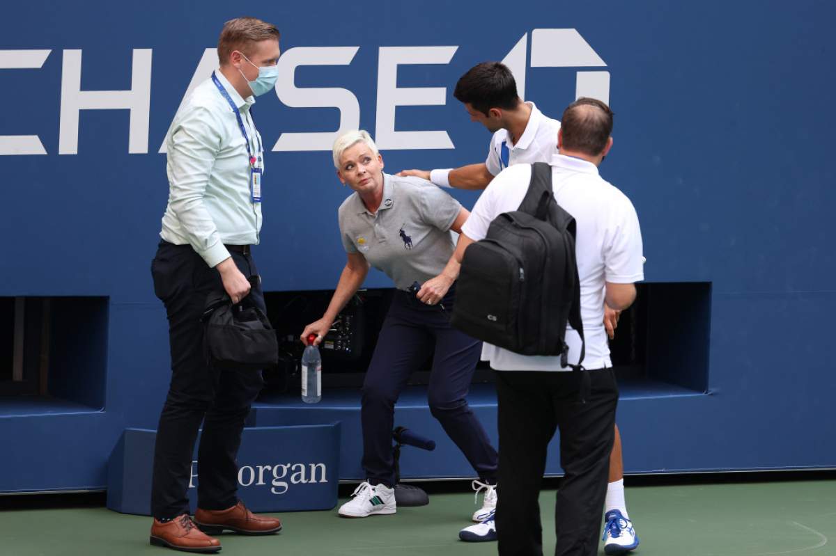 Novak Djokovic a lovit cu mingea o femeie arbitru și a fost descalificat de la US Open