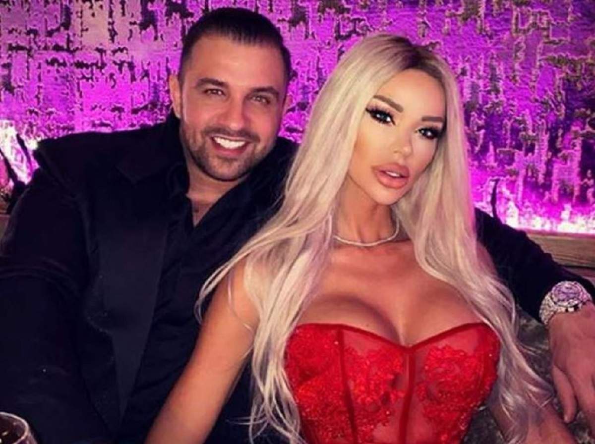 Bianca Drăgușanu și Alex Bodi stau lipiți unul de celălalt. Blondina poartă o rochie roșie, iar afaceristul un costum negru.