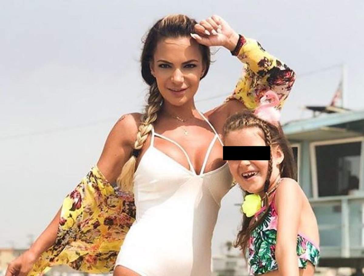 Andreea Antonescu este la mare cu fiica ei, Sienna Spak. Cele două sunt îmbrăcate în costum de baie.