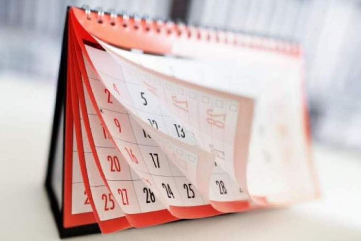 calendar-din-hârtie-roşu-cu-alb-spiralat