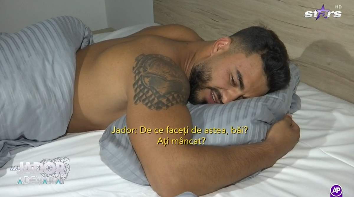 Jador în timp ce se afla în pat, la bustul gol!