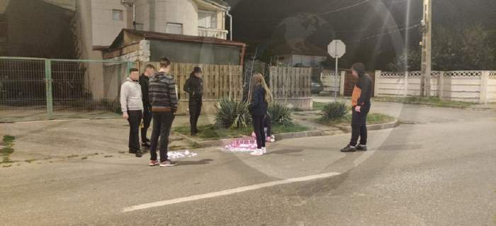 Familia și prietenii Karinei au făcut un altar cu lumânări la locul accidentului