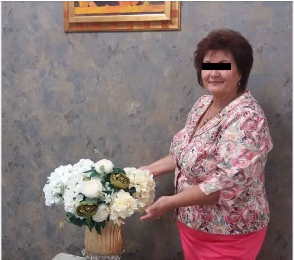 Cristiana Pîrșoi, medicul de familie din Craiova este îmbrăcată într-un costum colorat și ține în mâini un buchet de flori puse în vază