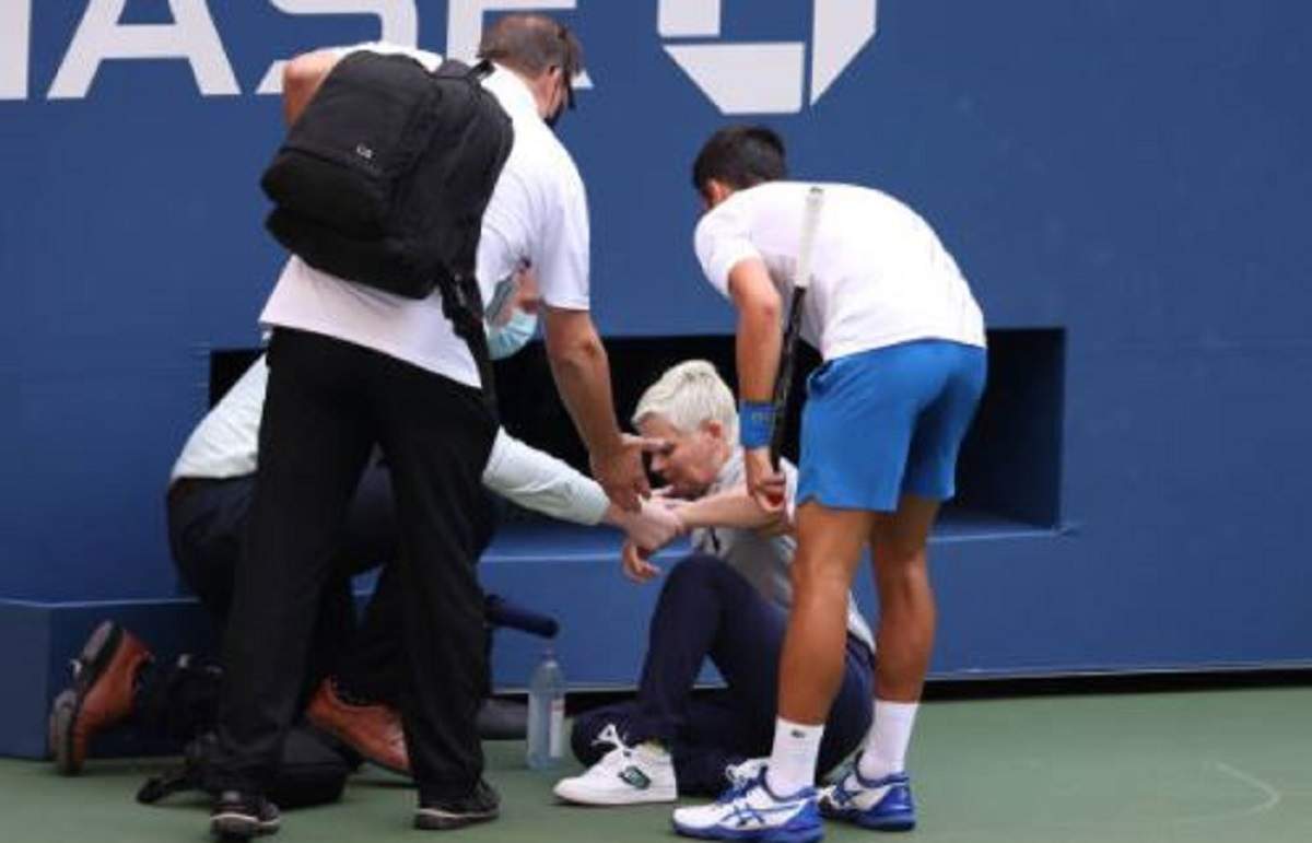 Laura Clark are nevoie de îngrijiri medicale, după ce a căzut pe jos în urma loviturii cu mingea, dată de Novak Djokovic