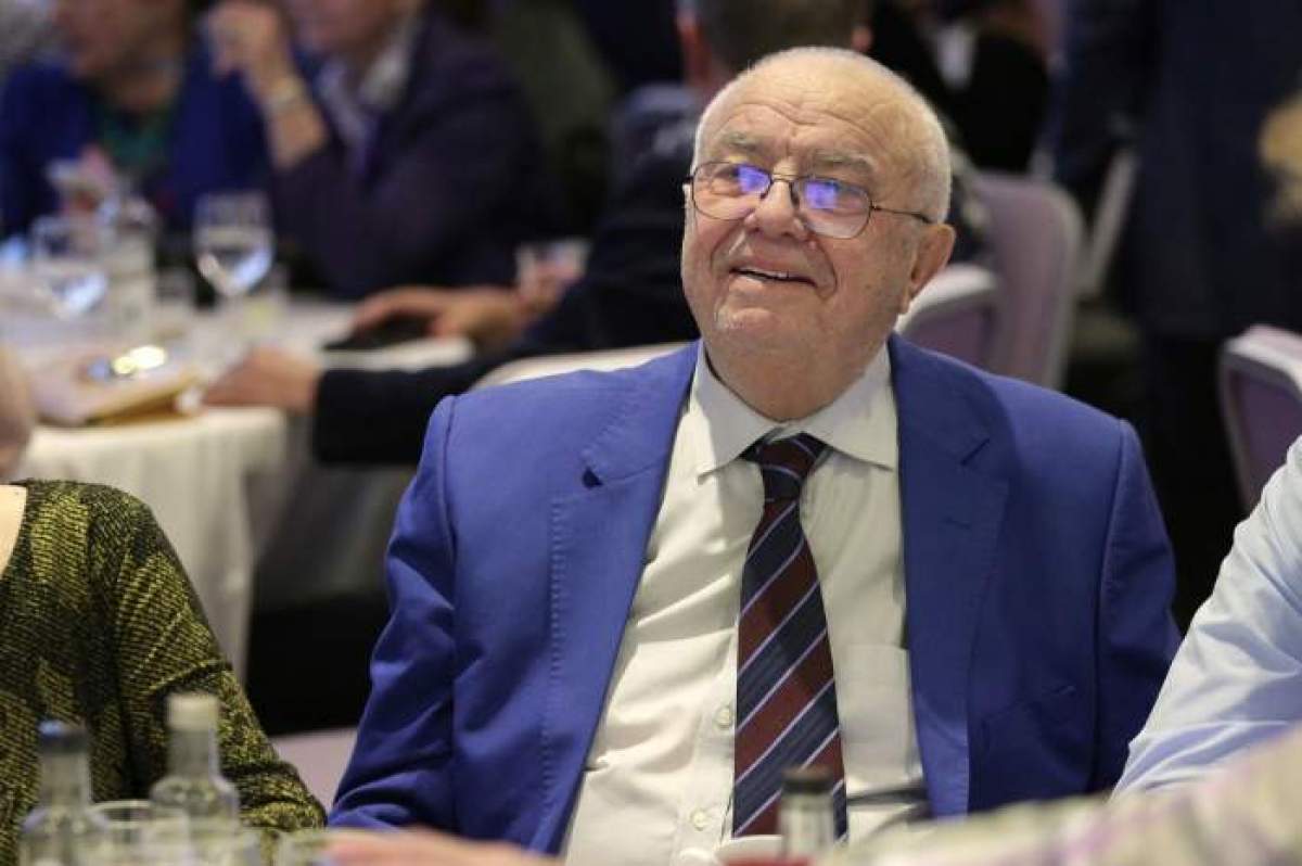 Alexandru Arșinel s-a apucat de vândut în piață