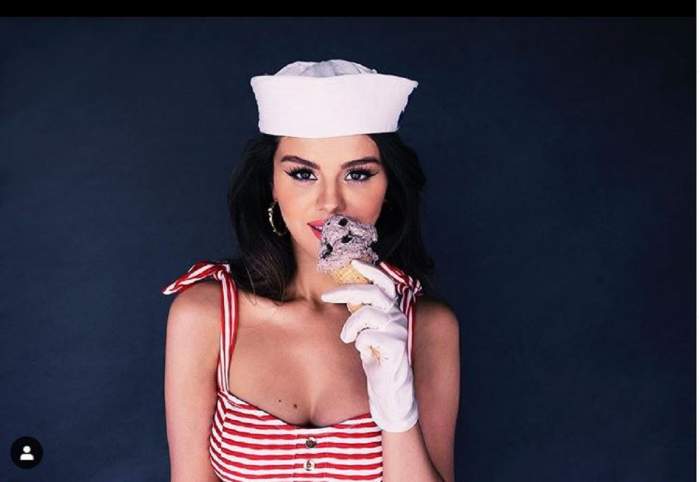 Selena Gomez pozează pentru un nou videclip muzical, îmbrăcată în dungi roșii și mănâcă înghețată