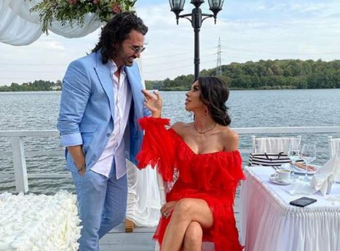 Raluca și Pepe au fost nași de botez în weekend pentru fiica lui Alexander Florescu. Ea poartă o rochie roșie, iar artistul un costum bleu.