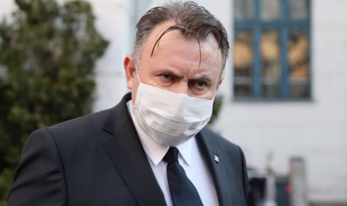 Nelu Tătaru poartă masca de protecție în cadrul unei conferințe de presă