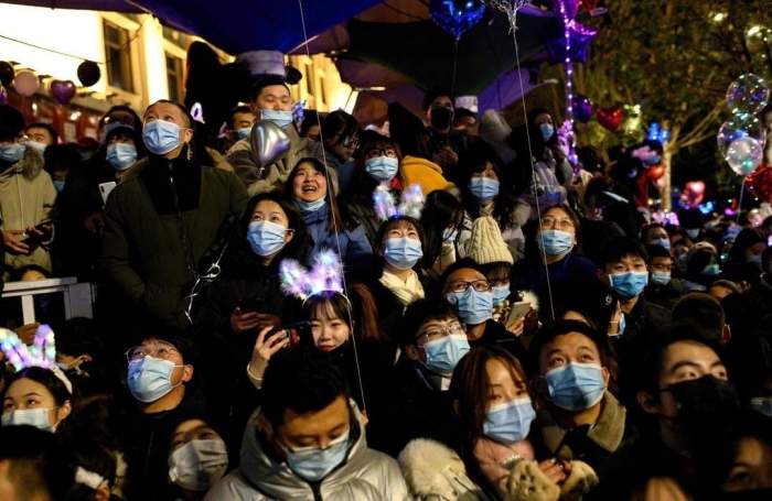 Cum a fost sărbătorit Revelionul în Wuhan, orașul de unde a izbucnit pandemia de COVID-19. Oamenii au luat străzile cu asalt