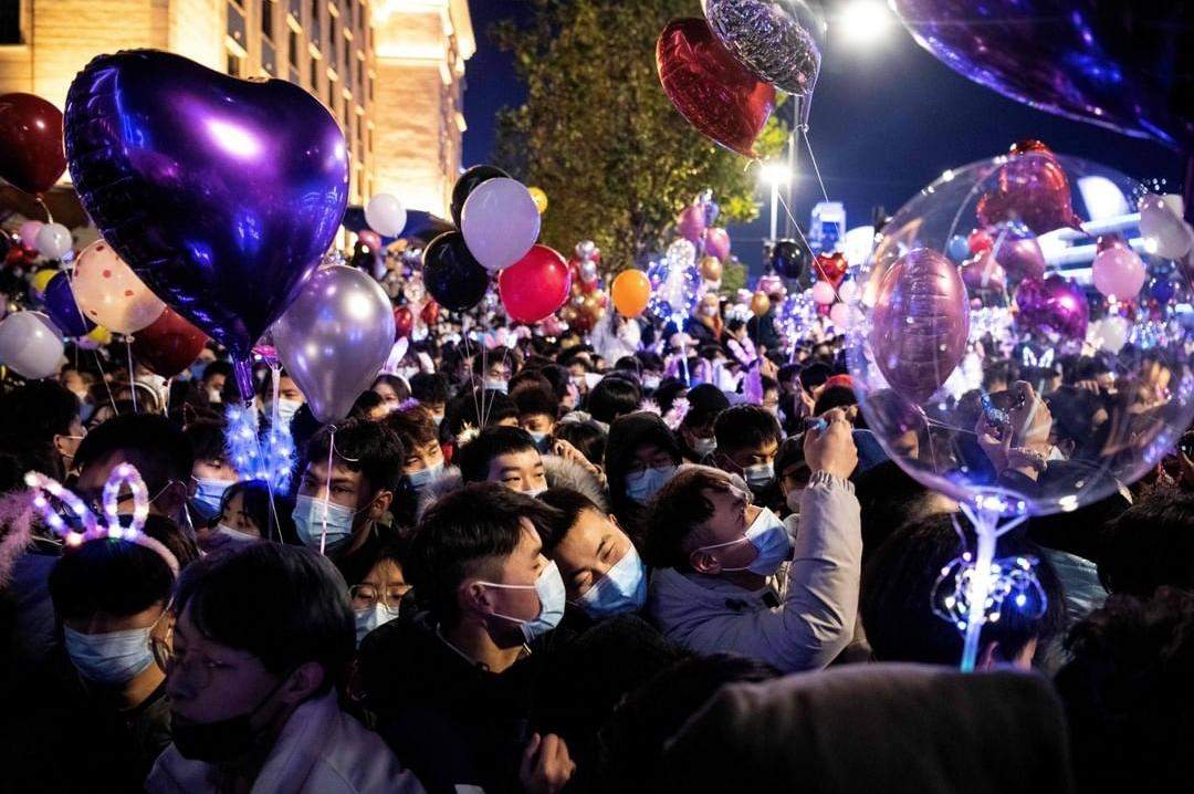 Cum a fost sărbătorit Revelionul în Wuhan, orașul de unde a izbucnit pandemia de COVID-19. Oamenii au luat străzile cu asalt