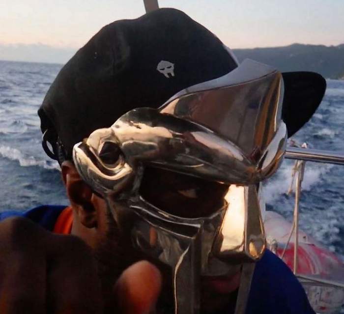 MF Doom se afla pe vapor. Rapperul purta o mască aurie.
