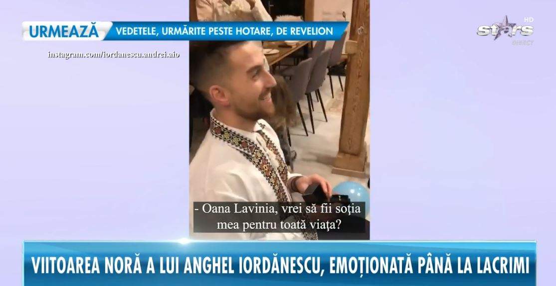 Andrei Iordănescu când a cerut-o în căsătorie. Tânărul stă în genunchi.