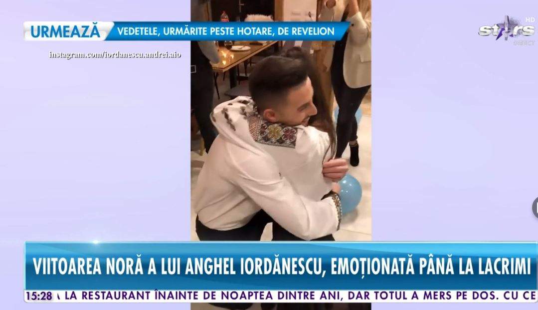 Andrei Iordănescu și iubita lui se îmbrățișează. Cei doi poartă straie populare.