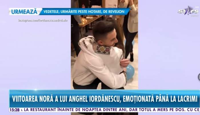 Andrei Iordănescu și iubita lui se îmbrățișează. Cei doi poartă straie populare.