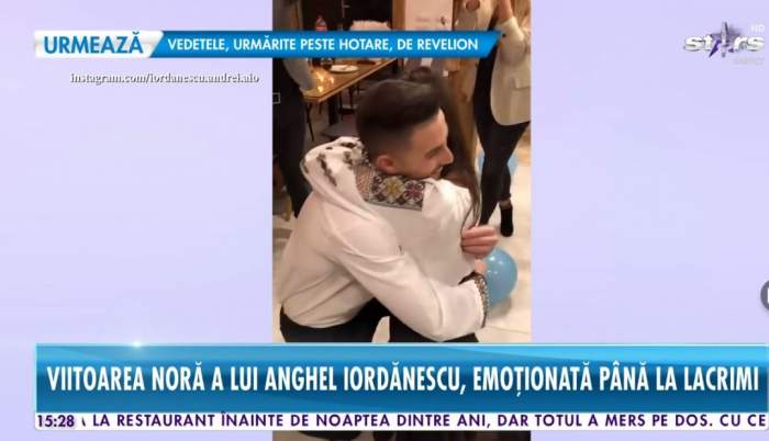 Andrei Iordănescu și iubita lui se îmbrățișează. Cei doi poartă straie populare.