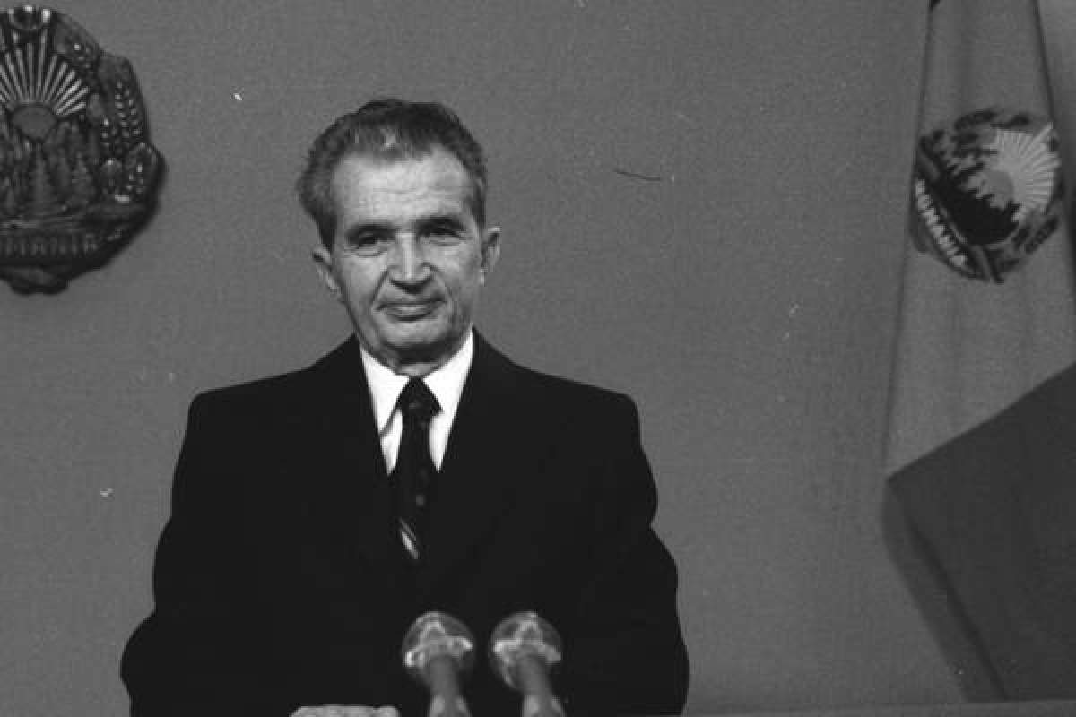 nicolae ceausescu alb negru