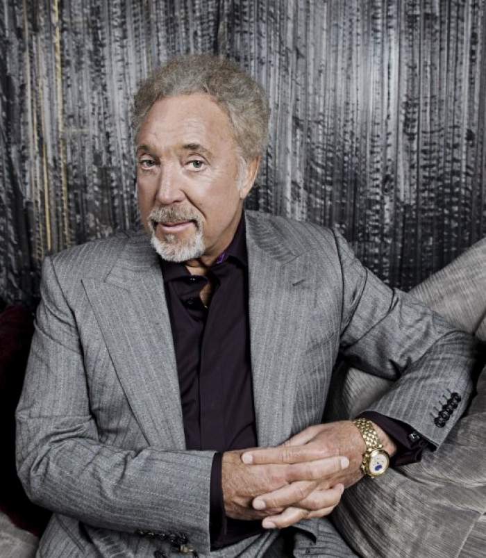 Tom Jones s-a vaccinat împotriva COVID-19! Celebrul cântăreț are 80 de ani