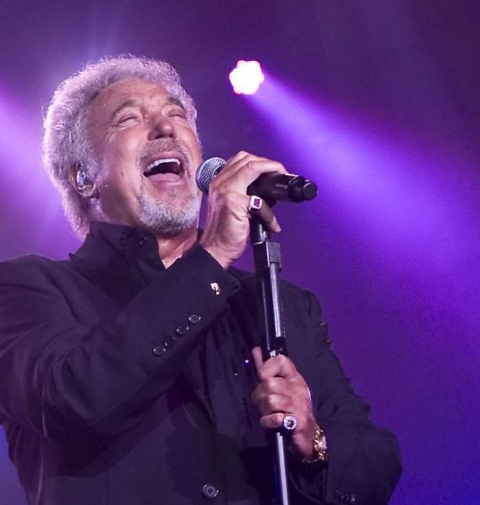 Tom Jones s-a vaccinat împotriva COVID-19! Celebrul cântăreț are 80 de ani