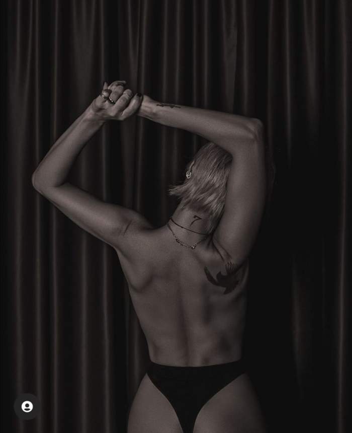 Giulia Anghelescu, doar în bikini negru, cu mâinile deasupra capului