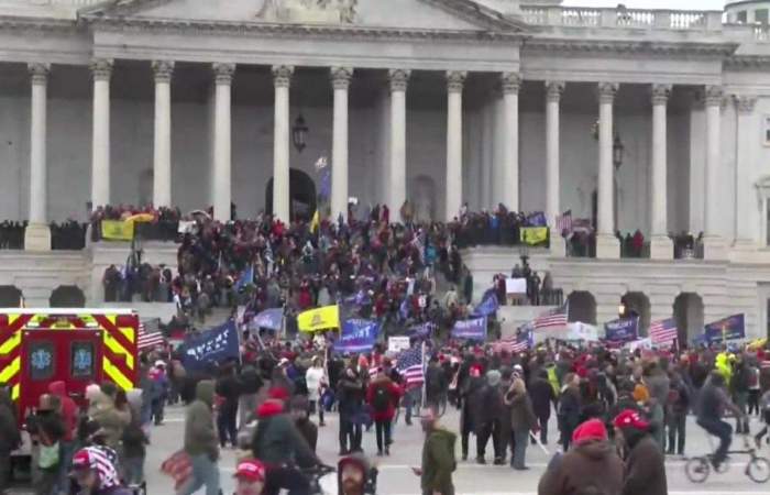 Protestatarul care avea coarne de bizon la clădirea Capitoliului a fost arestat!