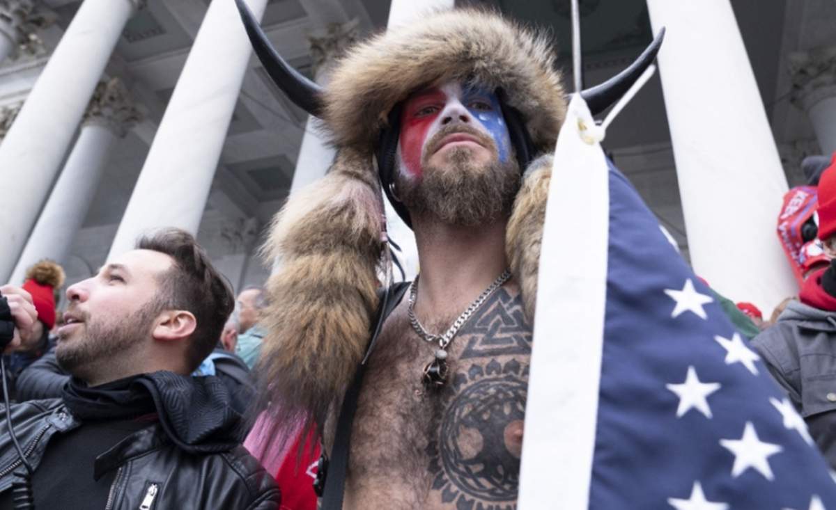 protestatar cu coarne de bizon