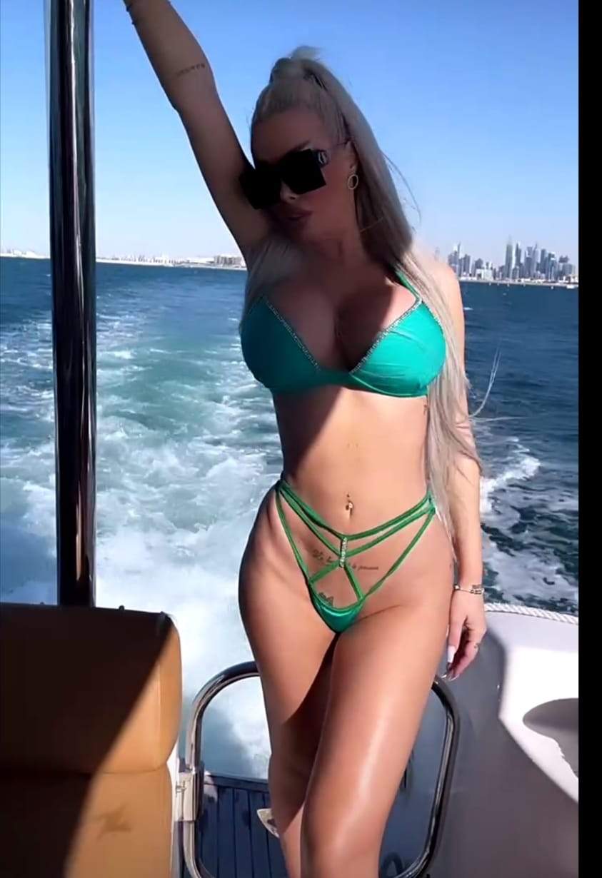 Loredana Chivu, fotografiată pe i ambarcațiune, în costum de baie verde, minuscul