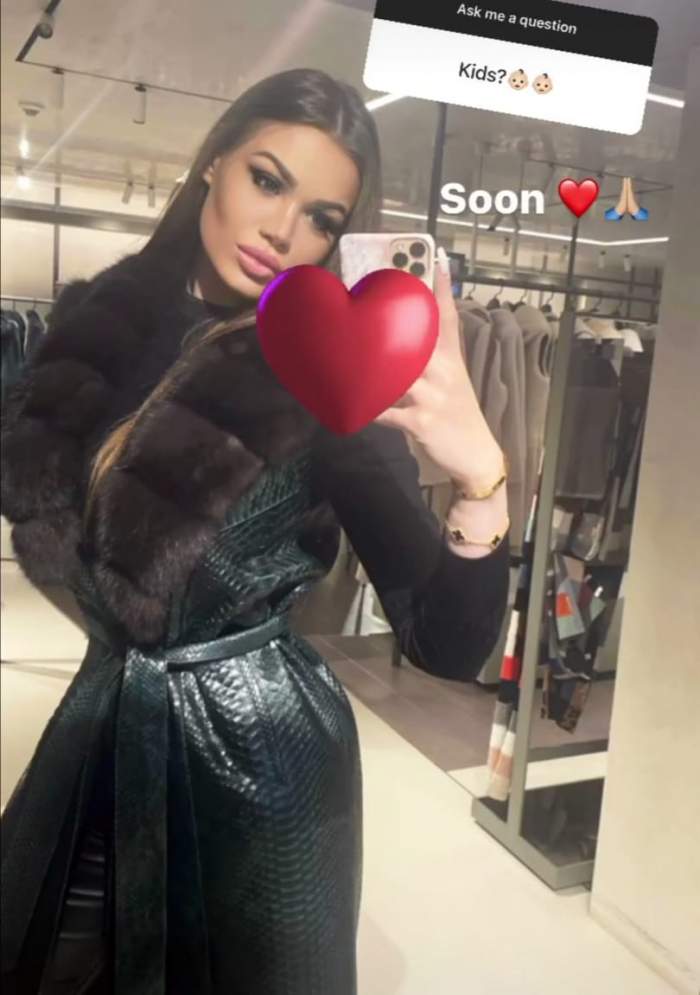 Daria Radionova, selfie în oglindă, în haină neagră